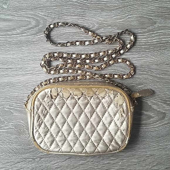 Forever 21 Handbags - 🔴Forever 21 Gold quilted crossbody bag